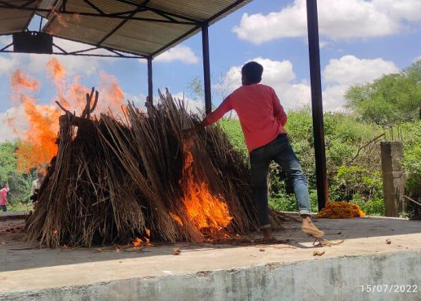 अंतिम सलामी के साथ आरक्षक का हुआ अंतिम संस्कार 