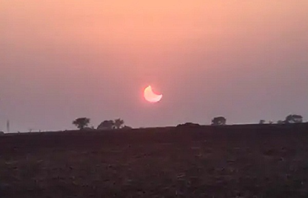 मप्रः सूर्य ग्रहण के दौरान थम सा गया जनजीवन, देर शाम नदी तटों पर उमड़ी भीड़