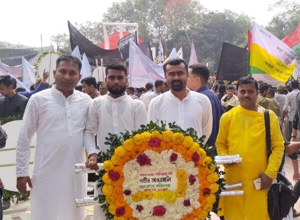 अंतरराष्ट्रीय मातृभाषा दिवस पर ढाका स्थित केन्द्रीय शहीद मीनार पर करीमगंज के पत्रकारों ने दी श्रद्धांजलि