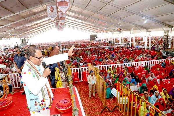 अब जनता को अपने कार्यों के लिए सरकारी दफ्तरों के चक्कर नहीं लगाने पड़ेंगे : शिवराज