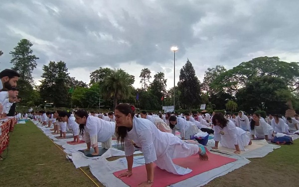 व्यवस्थित जीवन का आधार है योग