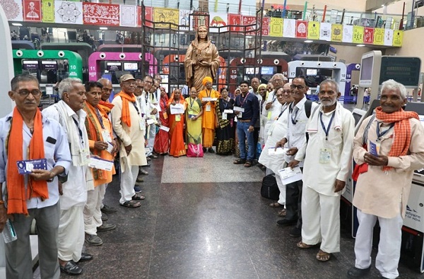 इंदौरः बड़वानी जिले के 30 बुजुर्ग हवाई जहाज से गंगासार के लिए हुए रवाना