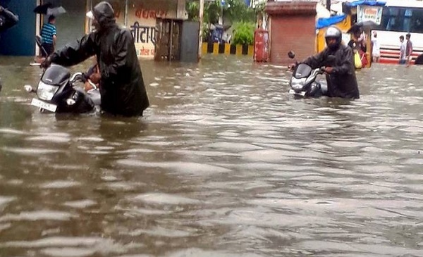 बारिश का कहर: पुलिस क्वार्टरों और अस्पताल में भरा पानी, दो बच्चों की डूबकर मौत