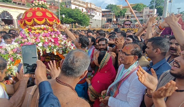 धूमधाम से निकली भगवान महाकाल की तीसरी सवारी, मुख्यमंत्री भी सपरिवार शामिल हुए