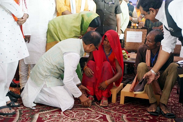 शिवराज ने तेंदूपत्ता संग्राहक बहनों को पहनाईं चप्पलें, बोले- भाई CM तो बहन क्यों चले नंगे पांव