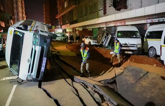 दक्षिण अफ्रीका के जोहान्सबर्ग में जमीन के भीतर धमाका, सड़क फटी, गाड़ियां उड़ीं