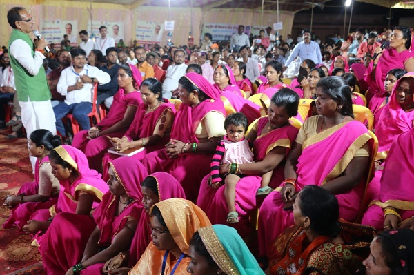 महिला स्व-सहायता समूहों को सौंपे जाएंगे दो करोड़ वार्षिक व्यवसाय वाले टोल-नाकेः शिवराज