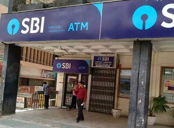 SBI की अनूठी पहल, फोन नहीं उठाने वाले कर्जदारों को भेज रहा चॉकलेट