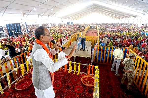 हर परिवार के एक व्यक्ति को रोजगार दिया जाएगा : शिवराज