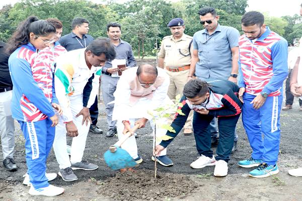 मुख्यमंत्री के साथ कराटे खिलाड़ियों ने लगाए पौधे