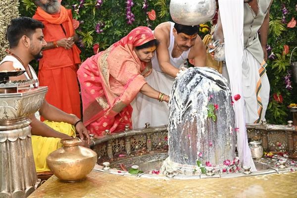 मुख्यमंत्री डॉ. यादव ने भगवान महाकालेश्वर के दर्शन कर की पूजा-अर्चना