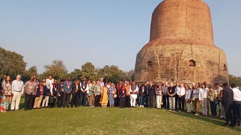 विदेश मंत्री ने विभिन्न देशों के राजदूतों को ऐतिहासिक सारनाथ में भ्रमण कराया