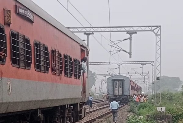 MP: सतना के पास कपलिंग टूटने से दो हिस्सों में बंटी LTT भागलपुर एक्सप्रेस, 3 कोच पीछे छूटे
