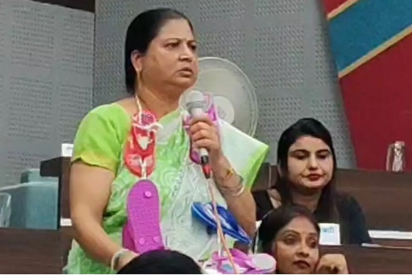 MP: देवास में महिला पार्षद का अनोखा प्रदर्शन… चप्पल की माला पहनकर पहुंची निगम कार्यालय