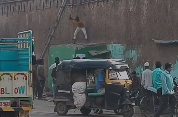 MP: बुरहानपुर में यातायात में बाधक बने 14 धार्मिक स्थल… भारी फोर्स के साथ हटाने पहुंचा प्रशासन