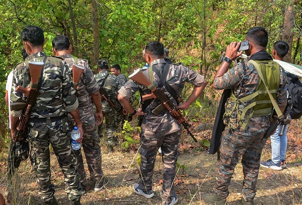 CG: एंटी नक्सल अभियान से दहशत… 7 महिला समेत 70 लाख के इनामी 16 नक्सलियों ने किया सरेंडर