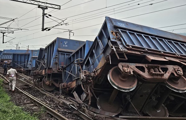 Jharkhand : सिमडेगा के पास बेपटरी हुए मालगाड़ी के 10 डिब्बे… ट्रैक क्षतिग्रस्त, 17 ट्रेनें प्रभावित…
