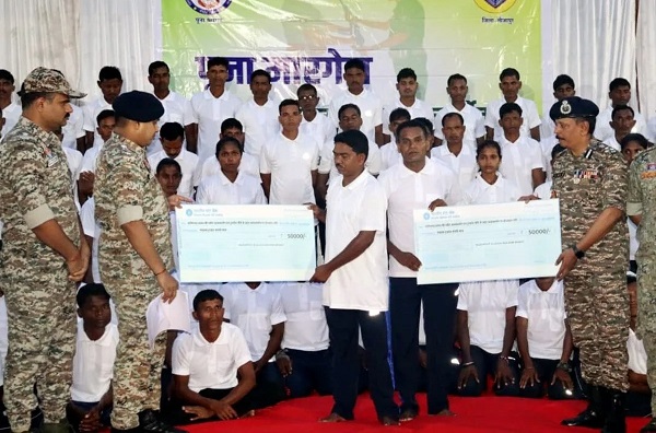 CG: नौ महिलाओं समेत 51 नक्सलियों ने किया सरेंडर… 20 पर था 66 लाख का इनाम