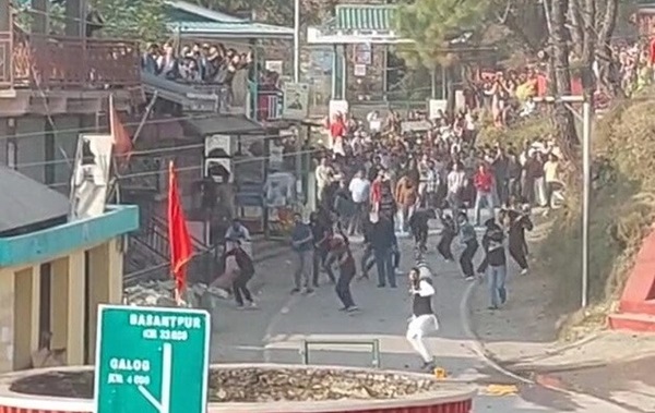 शिमला के हलोग धामी में परम्परा के नाम पर पत्थरबाजी… खून से हुआ भद्रकाली का तिलक