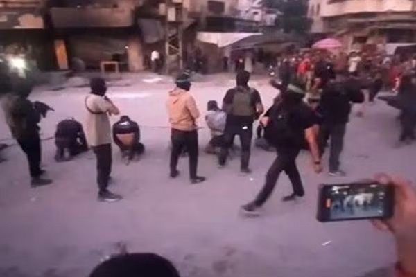 गाजा शांति प्रस्ताव पास…. फिर भी हमास ने घुटनों पर बैठाकर 8 लोगों को मारी गोली