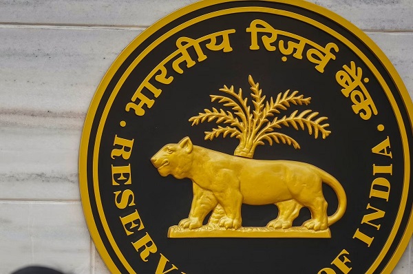 ब्याज दर में कटौती के संकेत… RBI साल के अंत तक मध्यमवर्ग को दे सकता है बड़ा तोहफा