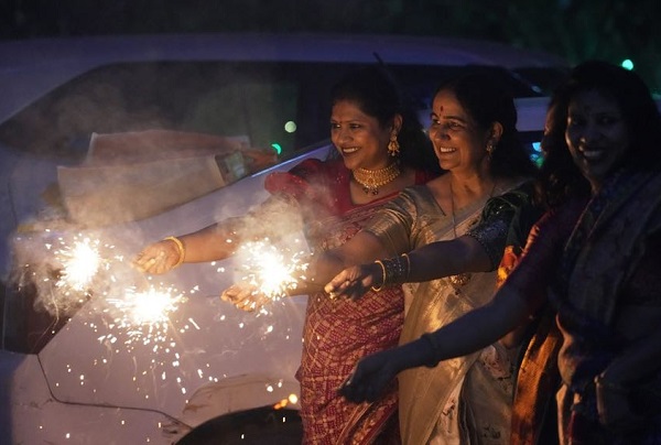 Diwali: इस बार दिल्ली ने ली राहत की सांस…. पिछले साल की मुकाबले आधा रहा AQI लेवल