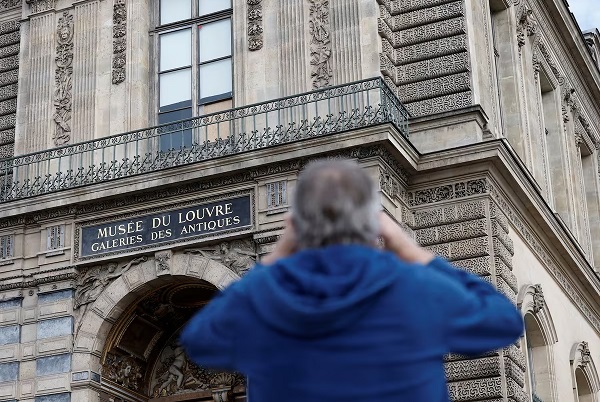 पेरिस के म्यूजियम में चोरी… महज 4 मिनट में 102 मिलियन डॉलर के गहने उड़ा ले गए चोर