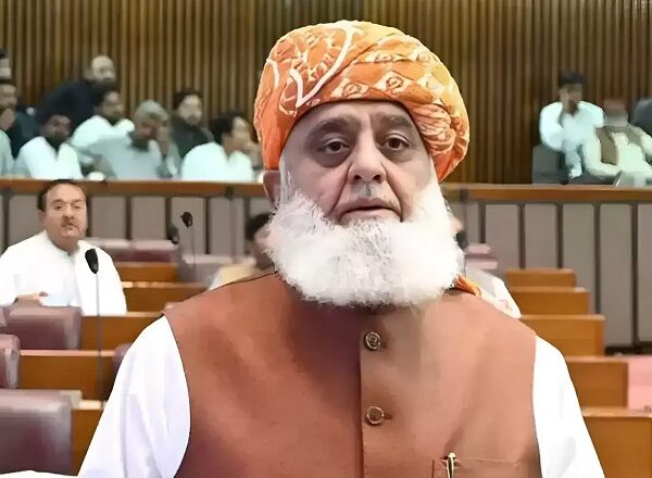 भारत में ‘शांति का पैगाम’ लेकर आना चाहते हैं पाक के मौलाना फजलुर, मुनीर को दी सीधी चुनौती