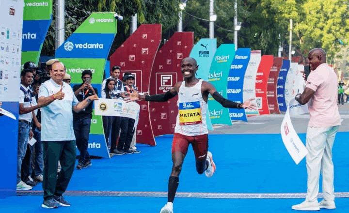 दिल्ली हाफ मैराथन 2025: केन्या का जलवा, मटाटा और रेंगेरुक बने चैंपियन — भारतीयों में अभिषेक पाल और सीमा शीर्ष पर