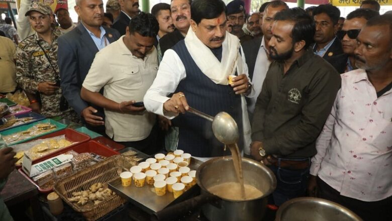 मप्रः मुख्‍यमंत्री ने उज्जैन में बस स्टैंड पर चाय की दुकान पर चाय बनाई, नागरिकों से की चर्चा
