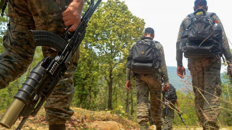 CG: बीजापुर जिले में 5 नक्सली और दो मददगार विस्फोटक के साथ गिरफ्तार