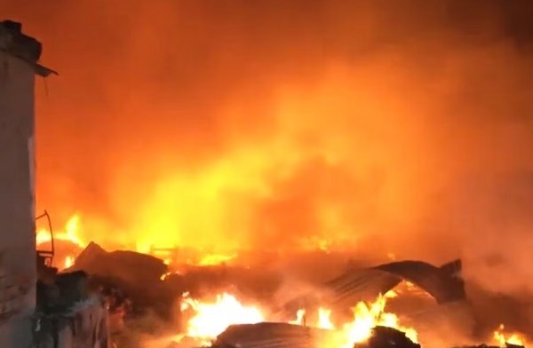 Delhi: रिठाला मेट्रो स्टेशन के पास झुग्गियों में लगी भीषण आग, सिलेंडरों में हुए धमाके