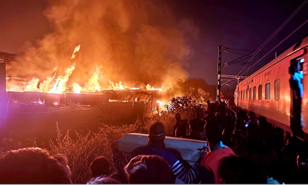 MP: भोपाल में पुराने टिंबर मार्केट में लगी भीषण आग, 4 घंटे में पाया काबू, करोड़ों का माल जला