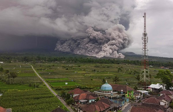 Indonesia: माउंट सेमेरू ज्वालामुखी में हो रहे खौफनाक विस्फोट… कई KM दूर रहने की सख्त चेतावनी