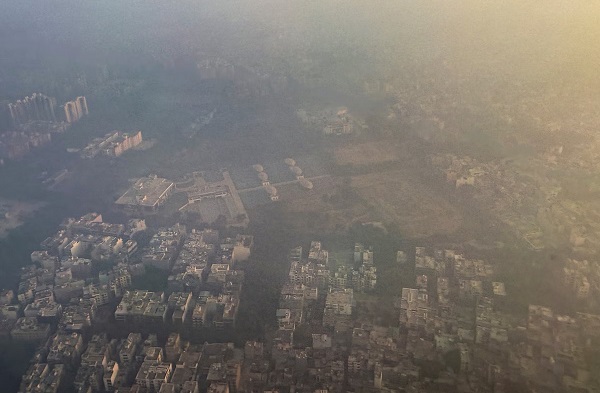 पराली- पटाखों के धुएं ने दिल्ली को ओढ़ा दी जहरीली चादर… 300 के पार पहुंचा AQI