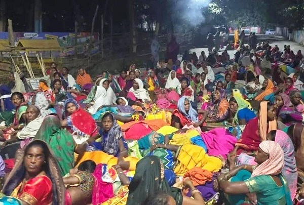 CG: अंबुजा-अडानी प्रोजेक्ट का विरोध…. कलेक्ट्रेट के बाहर दो दिन से धरने पर बैठे ग्रामीण