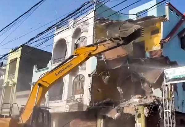 MP: उज्जैन के बेगमबाग इलाके में 15 अवैध मकानों को पर चला बुलडोजर