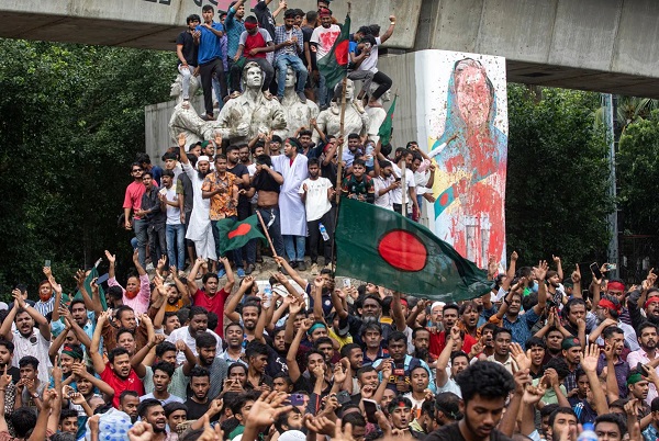 बांग्लादेश के पूर्व मंत्री का दावा- शेख हसीना की सरकार गिराने में US एजेंसी और क्लिंटन परिवार का हाथ