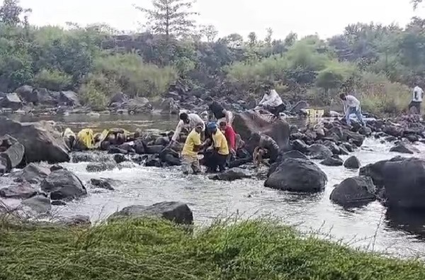 MP: जबलपुर में भदभदा फॉल घूमने पहुंची केंद्रीय विद्यालय खमरिया की 4 छात्राएं, दो की डूबने से मौत