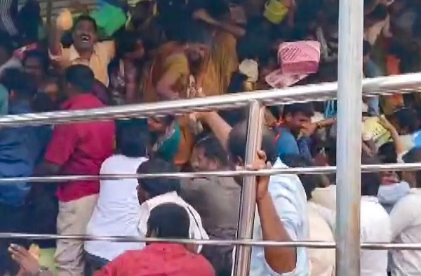 AP: श्रीकाकुलम में बुजुर्ग ने अपनी जमीन पर बनवाया मिनी तिरुपति मंदिर, भगदड़ में 10 लोगों की मौत