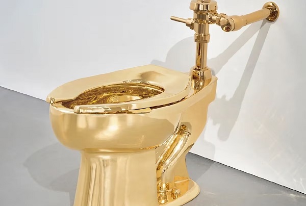 US: Gold से बनी टॉयलट सीट नीलामी के लिए तैयार, कीमत जानकर उड़ जाएंगे होश