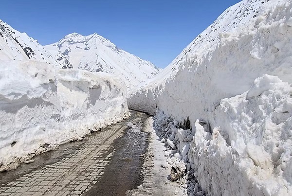 नेपाल: यालुंग री चोटी के बेस कैंप पर हिमस्खलन में 7 पर्वतारोहियों की मौत, 4 लापता