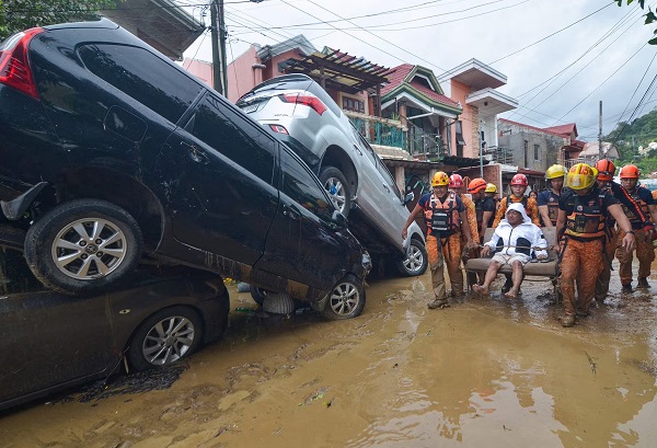 फिलीपीन में चक्रवात ‘कालमेगी’ ने मचाई तबाही… रेस्क्यू में जुटा वायुसेना का हेलीकॉप्टर हुआ क्रेश