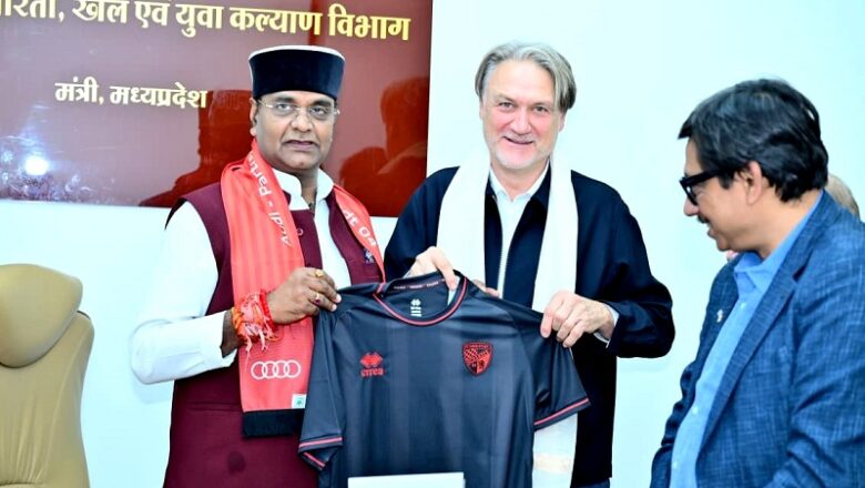 MP: खेल मंत्री सारंग से मिले जर्मन फुटबॉल कोच बीयर्सडॉर्फ, बोले- भारत में फुटबॉल का भविष्य उज्ज्वल