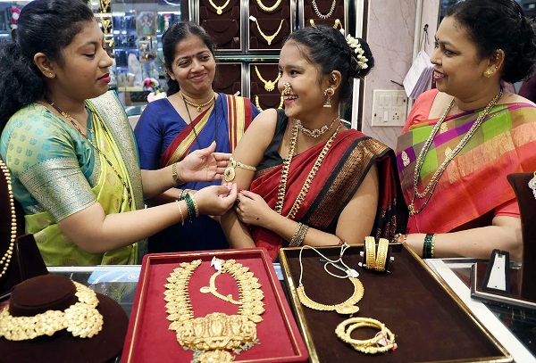 कीमतें आसमान पर… आम आदमी की पहुंच से दूर हुआ सोना, मांग में भारी गिरावट