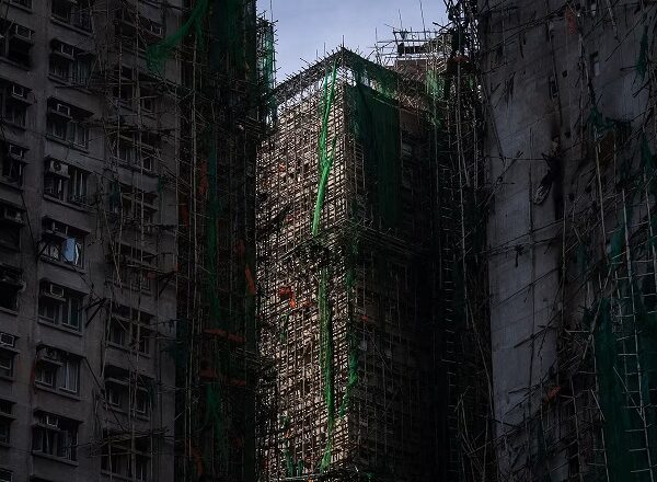 हांगकांग में बहुमंजिला इमारत में भीषण आग लगने से अब तक 128 की मौत