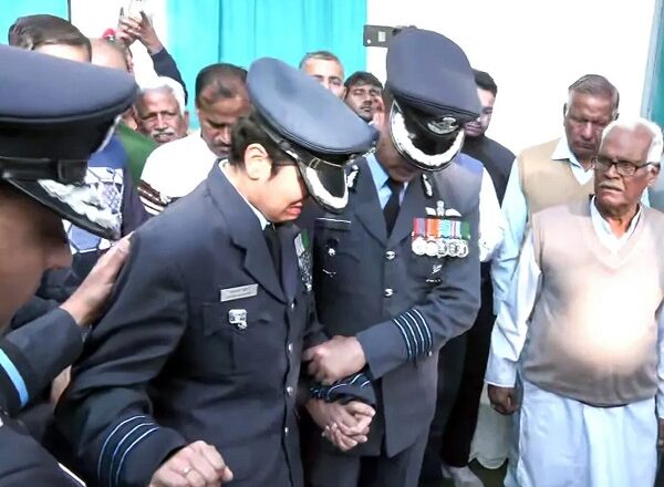 शहीद विंग कमांडर नमांश स्याली को सलामी देते ही टूट गईं पत्नी अफशां