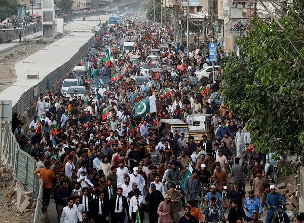 पाकिस्तान की हालत खस्ता : एयरलाइंस के बाद अब बैंक, होटल बेचने की तैयारी में शरीफ सरकार