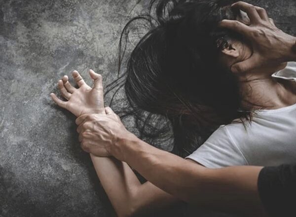 गैंगरेप पीड़िता से होटल में रेप, पुलिस पुलिस पहुंची तो छत से कूदकर वकील