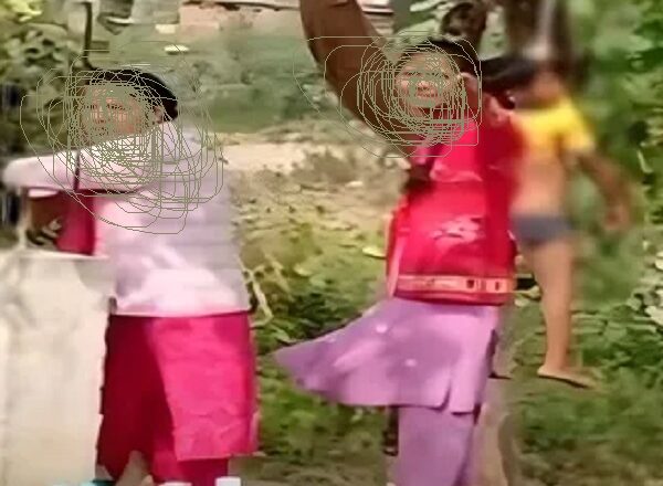 होमवर्क नहीं किया तो टीचर ने दी तालिबानी सजा, बच्चे को पेड़ से लटकाया